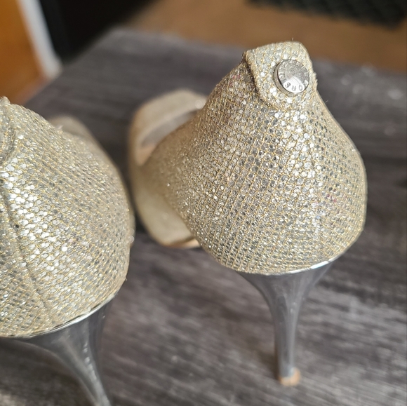 Michael Kors Woman’s Metallic York Glitter Platform peep-toe pump. - Picture 5 of 6